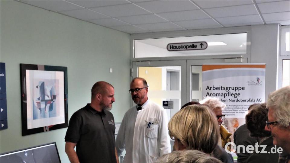 Aufmerksam wurde am Bildschirm eine OP mit einem medizinischen Ropoter verfolgt. Bild: ubb