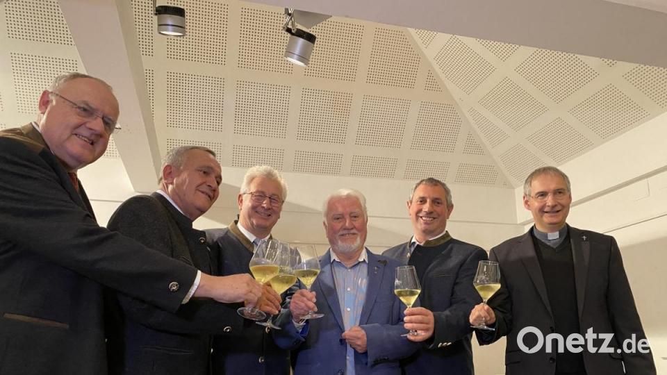 .Der Wein des Jahres 2019 verspricht ein guter Jahrgang zu werden. Bei der Segnung stoßen alle auf „den Neuen“ an. Bild: Karin Wilck