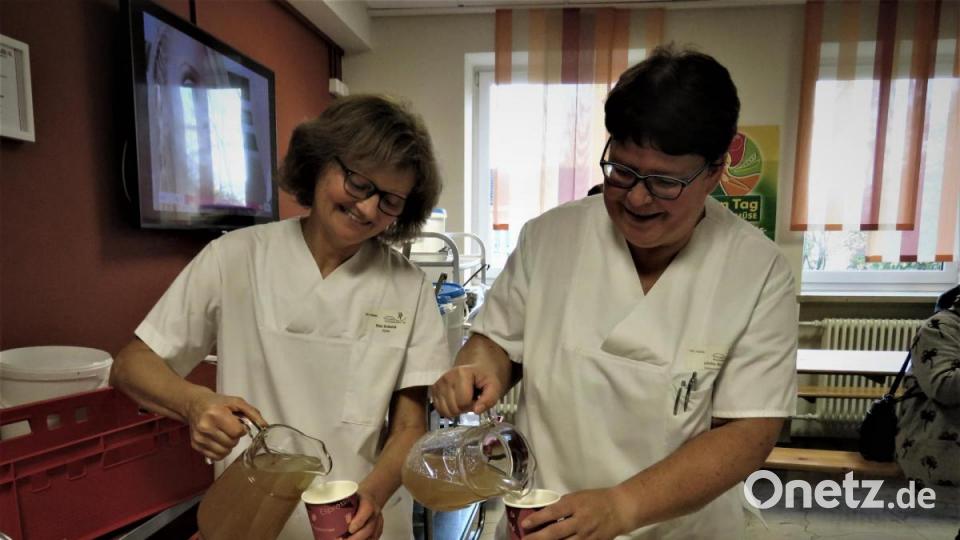 Die Damen aus der Krankenhausküche verwöhnten die Gäste mit kleinen Leckereien und einem Zitrone-Ingwer-Tee. Bild: ubb