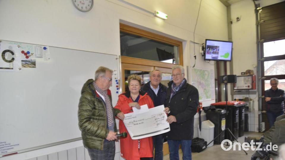 Für den Städtepartnerschaftsverein übergaben stellvertretender Vorsitzender Reinhold Wildenauer sowie Petra Vorsatz 500 Euro an die Gemeinde Weiden am See. Bild: Karin Wilck