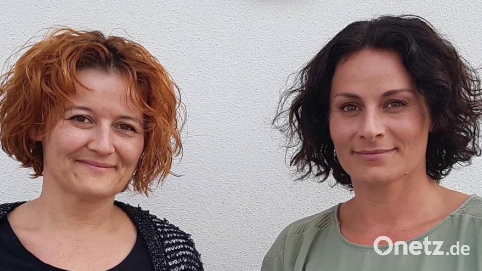 Die meisten Haarprobleme sind hausgemacht: die selbstständigen Friseurmeisterinnen Nadine Schusser (links) und Birgit Striegl wissen wie es einfach geht. Bild: Sandra Schmidt