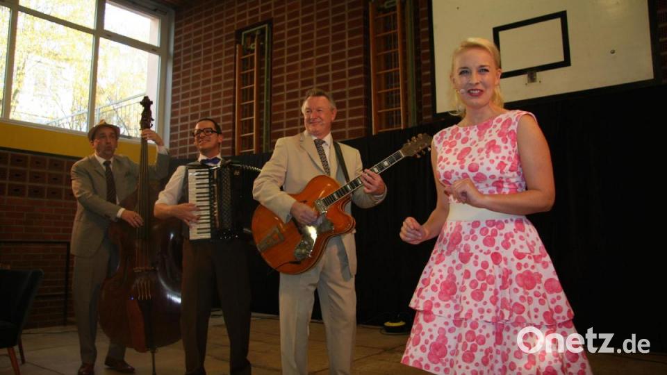 „Conny und die Sonntagsfahrer“ boten eine liebevolle Zeitreise an, auf die man sich gerne einließ. Bild: wro