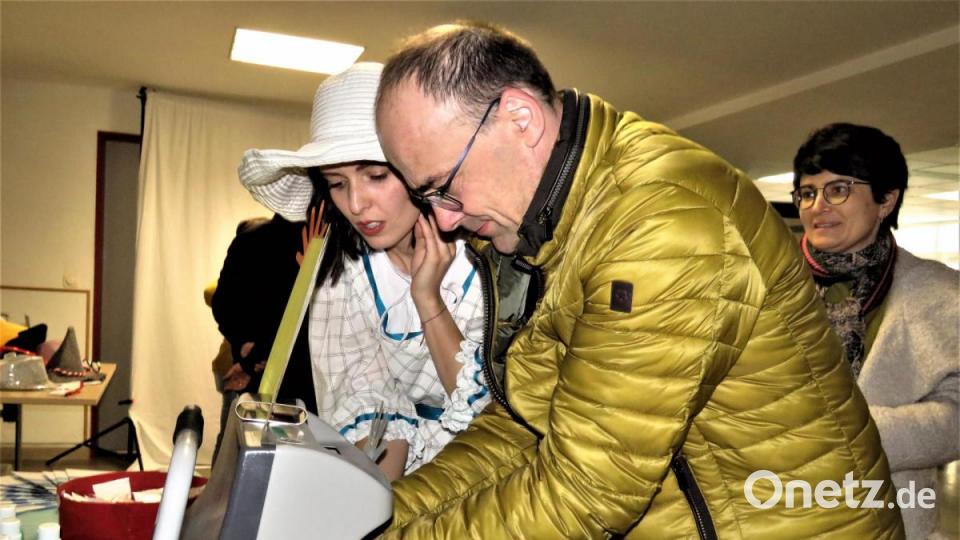 Die Mitarbeiterinnen der Hygieneabteilung zeigten, wie man sich die Hände desinfiziert. Mit Hilfe von Blaulicht konnten die Besucher sehen, welche Stellen an ihren Händen nicht richtig gewaschen wurden. Bild: ubb