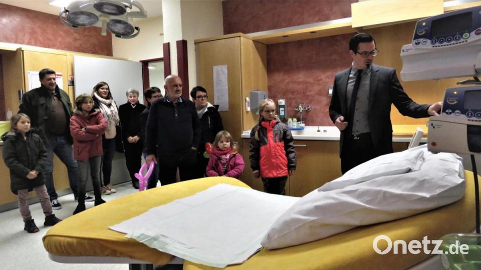 Dr. Michael Rüth, Chefarzt der Gynäkologie und Geburtshilfe, zeigte den Besuchern, wie heute die gebärenden Mütter im Krankenhaus betreut werden. Bild: ubb