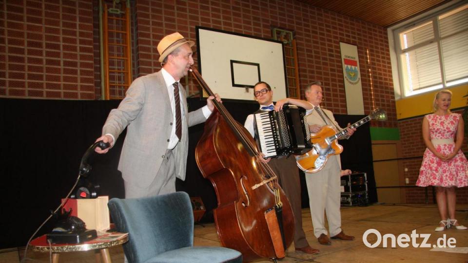 Das kleine Museum barg einen Nierentisch, ein Bakelit-Telefon, Schallplatten, Postkarten und einen Sessel, der – als Retroobjekt – auch heute noch gut in die Wohnung passen würde. Bild: wro