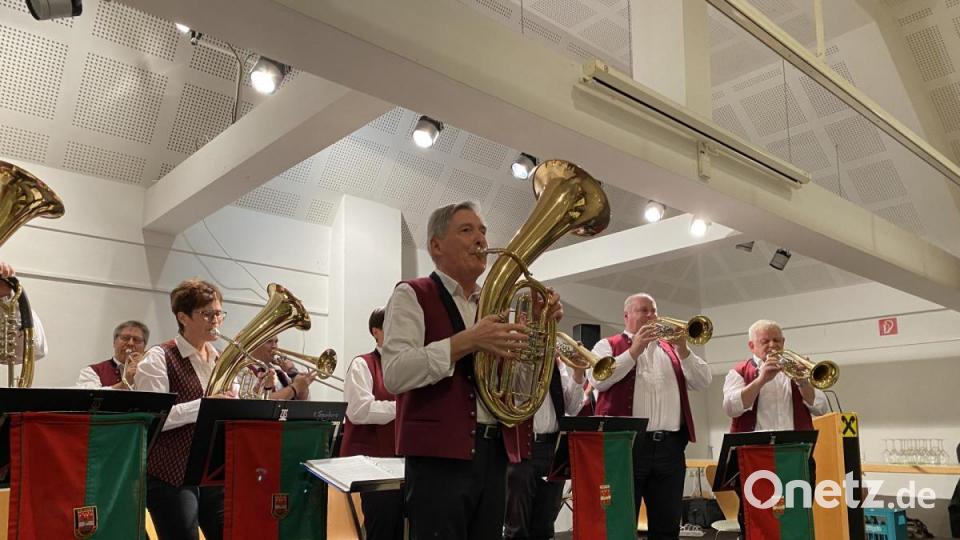 Kurt Fuhrmann leistet mit seinen Weidener Dorfmusikanten einen besonderen Beitrag zum Jubiläum: Er präsentiert den Weidener Partnerschaftsmarsch, den die Festgäste im Winzerkeller begeistert aufnehmen. Bild: Karin Wilck
