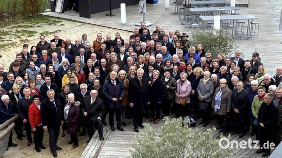 Teilweise bereits seit 50 Jahren für die Partnerschaft zwischen Weiden in der Oberpfalz und Weiden am See unterwegs: Die „Martini-Fahrer“ mit ihren Gastgebern am Steg des neuen See-Restaurants „Das Fritz“, das als gastronomisches Highlight am Neusiedler See gilt. Bild: Karin Wilck