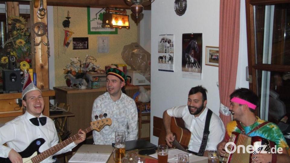 Christian Ferstl, Simon Bauer, Thomas Kirchberger und Marcus Kraus (von links) alias &quot;Narrisch pack ma&#039;s o&quot; sorgten wieder für eine hervorragende Stimmung Bild: zth