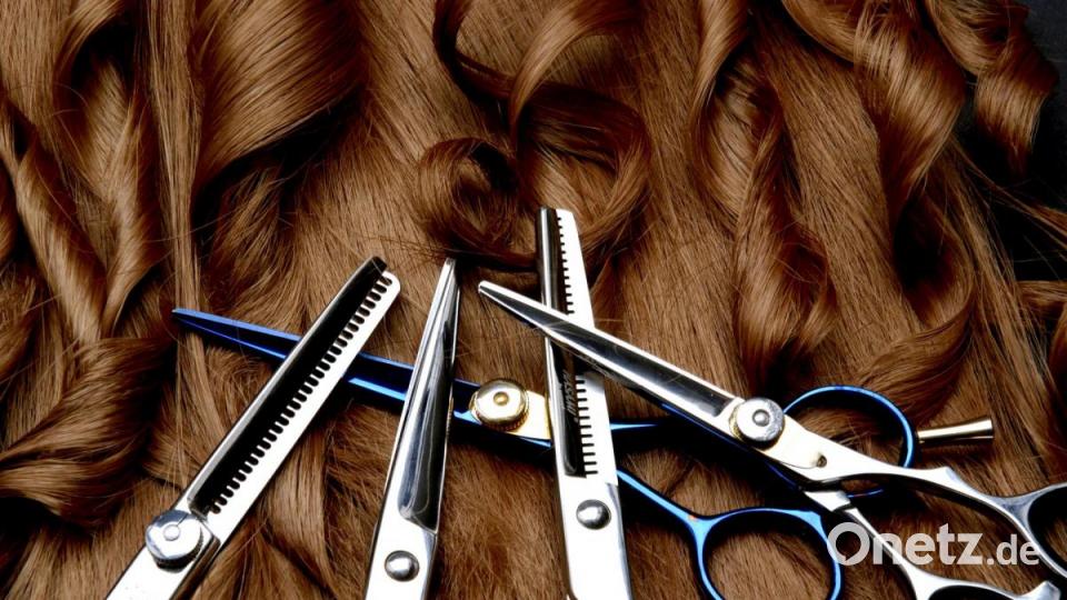 Bei Spliss hilft auch keine Pflege mehr, nur noch abschneiden. Ein Besuch beim Friseur sollte idealerweise alle acht bis zehn Wochen im Kalender stehen. Bild: InterStilist – stock.adobe.com
