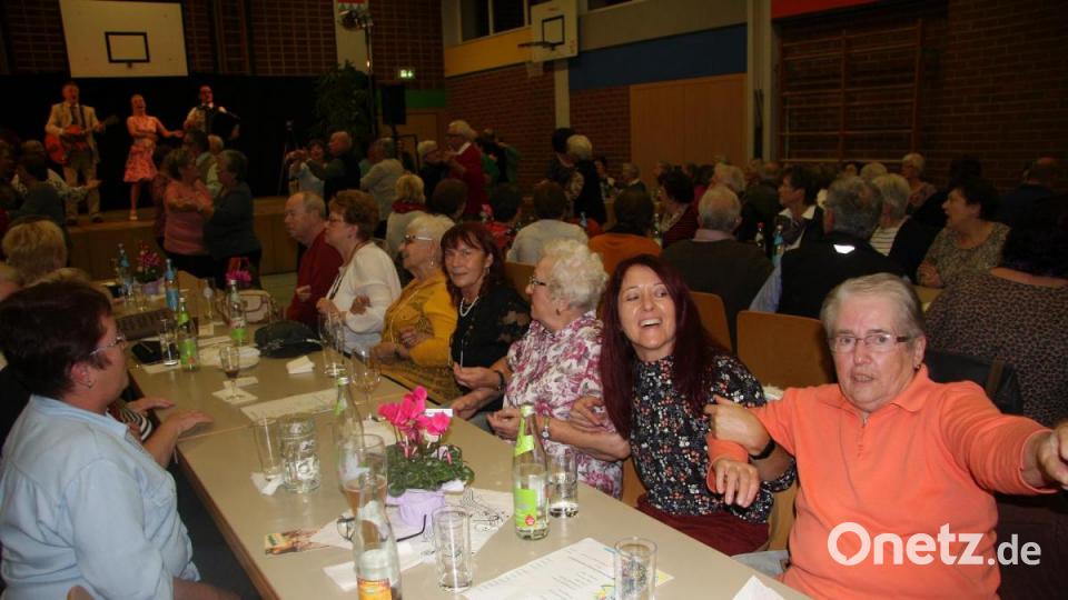 In der vollbesetzten Mehrzweckhalle war es nicht schwer, in Stimmung zu kommen. Bild: wro