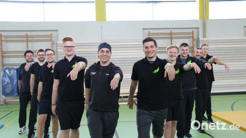 Zehn Elferräte sind mitten in den Vorbereitungen ihres Showtanzes, bei dem es - so wie im Training - sicher nicht bierernst, jedoch höchst amüsant zugehen wird. Bild: prh