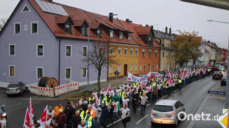 500 Beschäftigte des Truppenübungsplatzes zogen von der Lagerwache 3 zur Stadthalle. Bild: sne