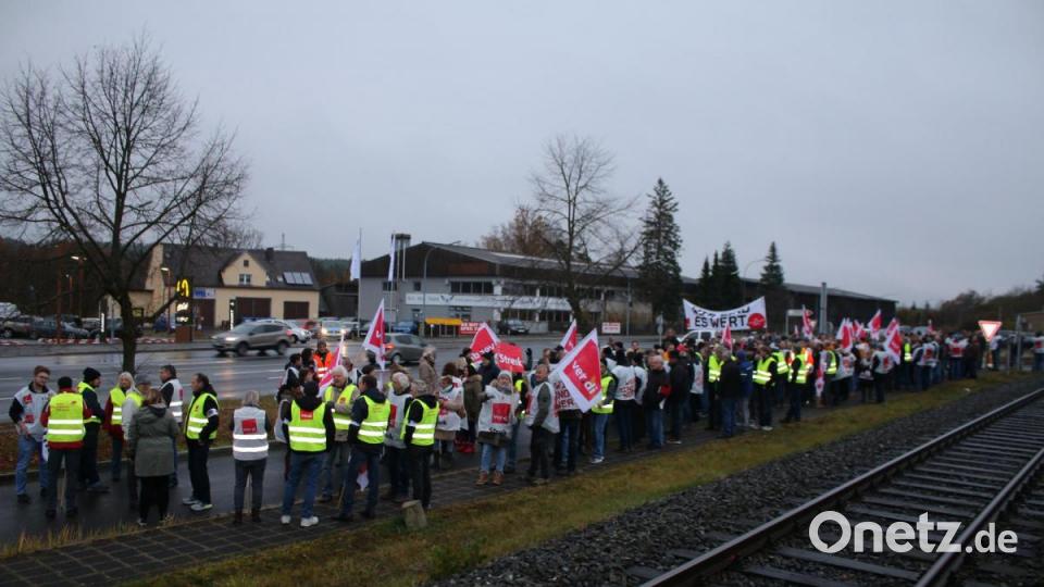 500 Beschäftigte des Truppenübungsplatzes zogen von der Lagerwache 3 zur Stadthalle. Bild: sne