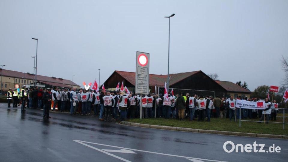 500 Beschäftigte des Truppenübungsplatzes zogen von der Lagerwache 3 zur Stadthalle. Bild: sne