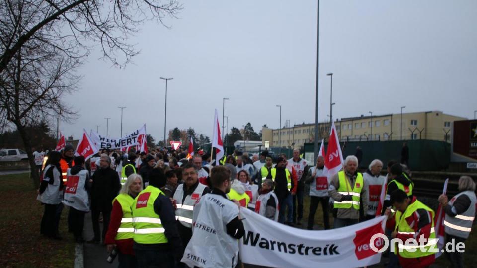 500 Beschäftigte des Truppenübungsplatzes streiken und ziehen von der Lagerwache 3 zur Stadthalle. Sie fordern unter anderem sechs Prozent mehr Lohn. Bild: sne