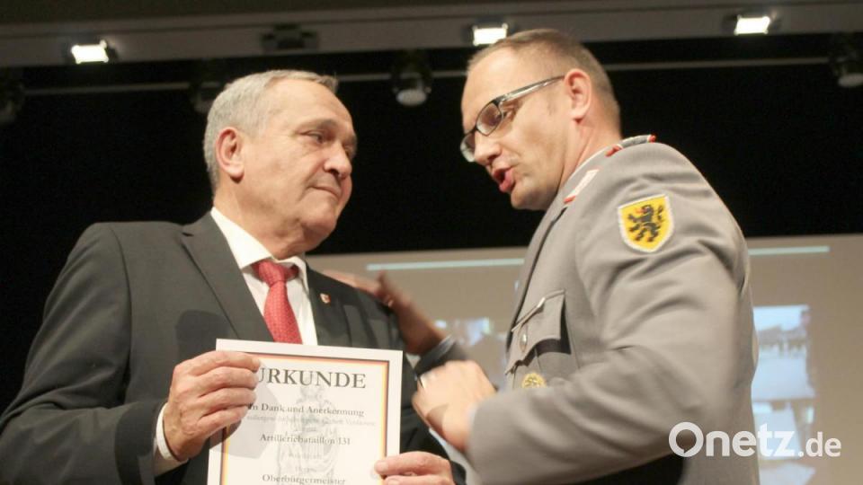 Auszeichnung mit einer Ehrennadel für den OB. Bild: fsb