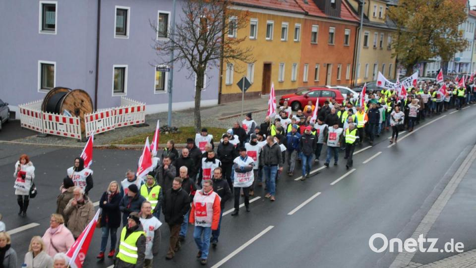 500 Beschäftigte des Truppenübungsplatzes zogen von der Lagerwache 3 zur Stadthalle. Bild: sne