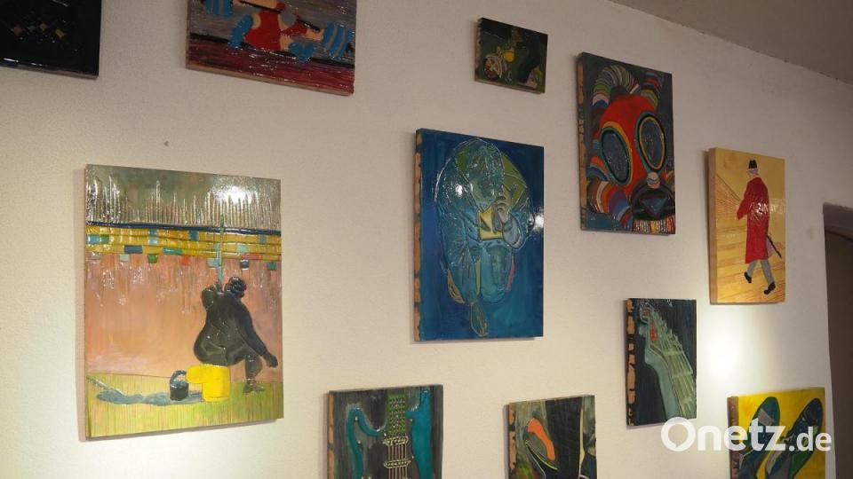 Farbenfroh, mit Relief und Glanz präsentieren sich die Werke von Michael Dietlinger. Bild: bl