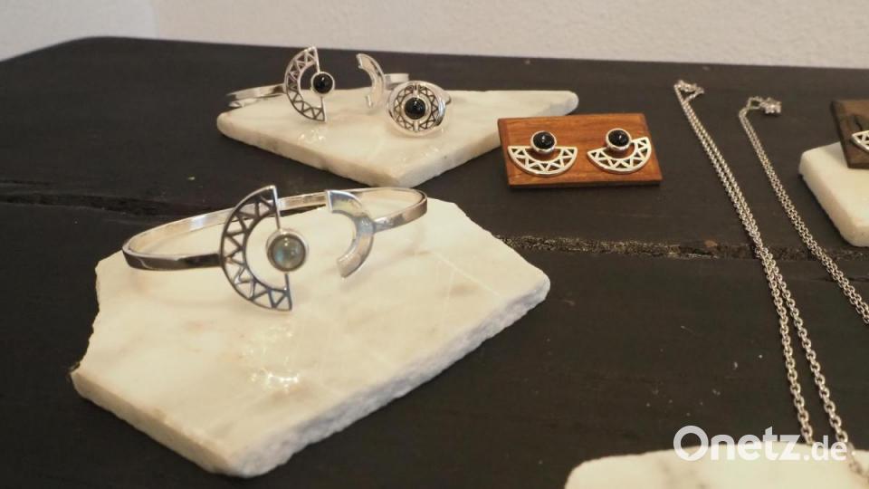 Designer-Schmuck stellen Goldschmiedin Nastja Swerdlowa und Sergej Tokmakov aus Sotchi in Schwarzhofen aus . Bild: bl