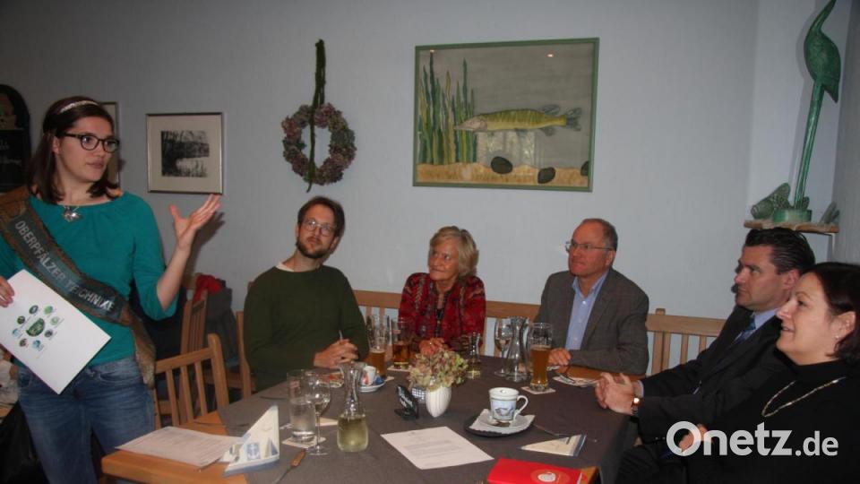 Die Diskussionsrunde leiteten (von links) Sophia Bächer, Stefan Linzmaier, Andrea Lenkert-Hörrmann, Dr. Martin Oberle, Landrat Thomas Ebeling (Schwandorf) und Dr. Nina Wolff. Gemeinsam stellten sie sich im Fischerstüberl den Fragen der Teilnehmer. Bild: wro