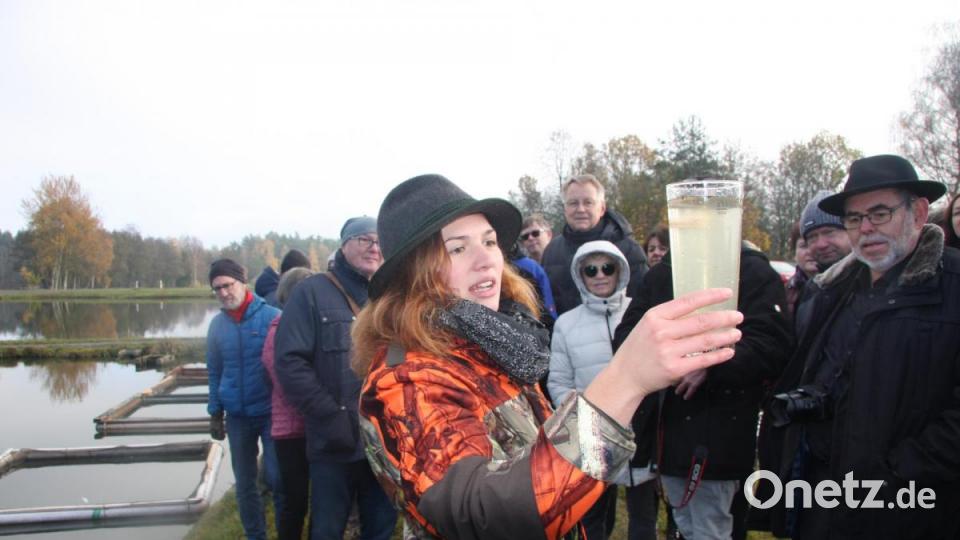 Lena Bächer schöpfte ein Glas Teichwasser, um die Planktonvielfalt zu erläutern. Bild: wro