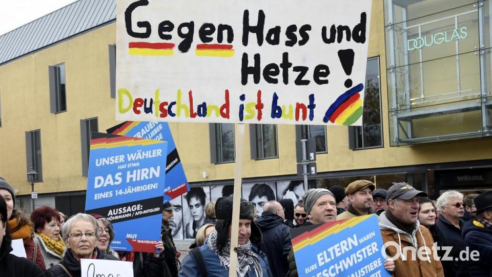 Rund 150 Menschen kamen am Freitagvormittag zur Demonstration gegen den AfD-Infobus zum Multifunktionsplatz. Bild: Petra Hartl