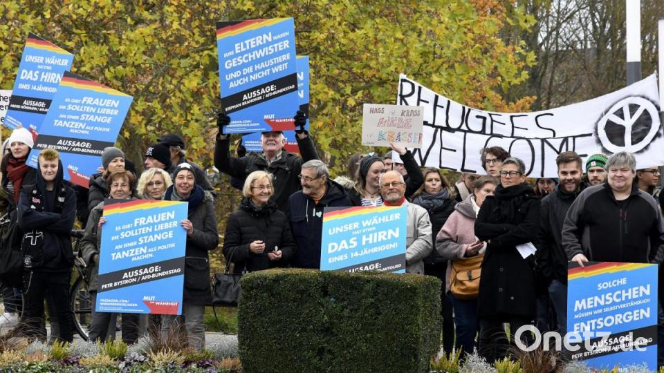 Rund 150 Menschen kamen am Freitagvormittag zur Demonstration gegen den AfD-Infobus zum Multifunktionsplatz. Bild: Petra Hartl