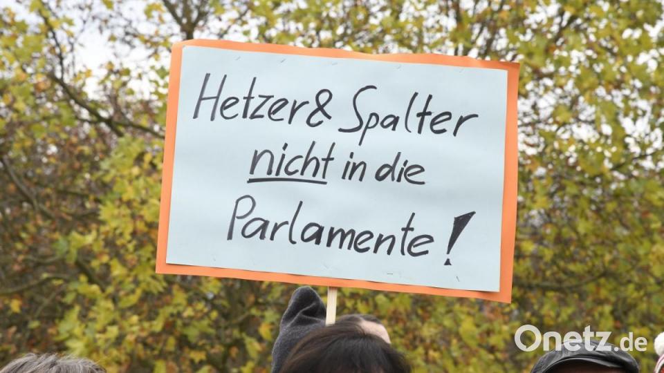 Rund 150 Menschen kamen am Freitagvormittag zur Demonstration gegen den AfD-Infobus zum Multifunktionsplatz. Bild: Petra Hartl