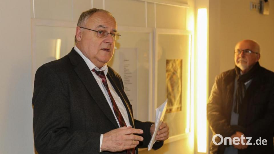 Bezirkstagsvizepräsident Lothar Höher (links) hat im Haus Johannisthal die Ausstellung &quot;Gratwanderung&quot; eröffnet. Bild: Roland Wellenhoefer