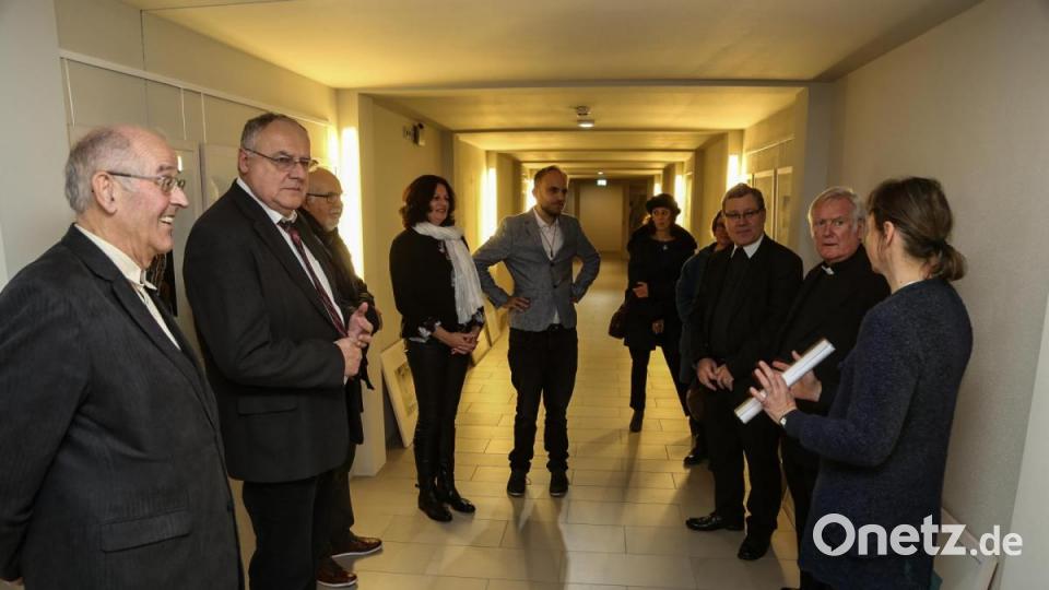 Ausstellungsmacherin Ursula Wohlfeld (rechts) vom Bezirk Oberpfalz erläutern Altbischof Dr. Friehelm Hofmann (Zweiter von rechts) das Ausstellungskonzept Bild: Roland Wellenhoefer