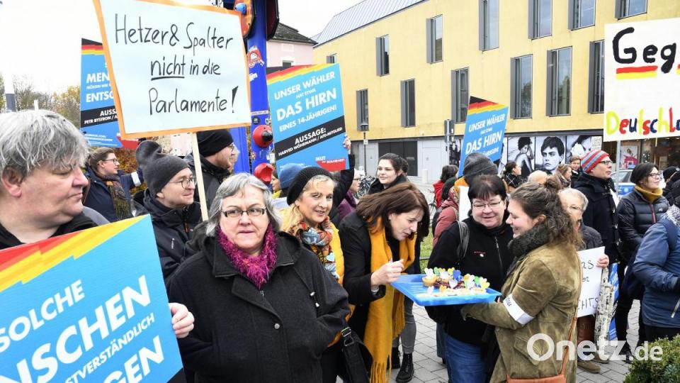 Rund 150 Menschen kamen am Freitagvormittag zur Demonstration gegen den AfD-Infobus zum Multifunktionsplatz. Bild: Petra Hartl