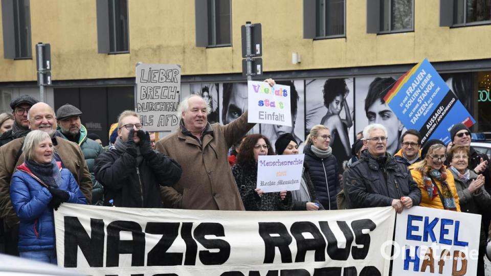 Rund 150 Menschen kamen am Freitagvormittag zur Demonstration gegen den AfD-Infobus zum Multifunktionsplatz. Bild: Petra Hartl