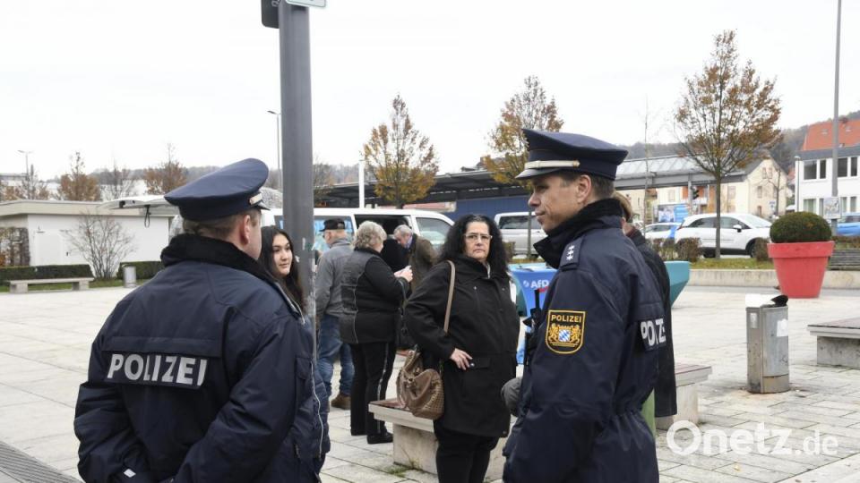 Rund 150 Menschen kamen am Freitagvormittag zur Demonstration gegen den AfD-Infobus zum Multifunktionsplatz. Bild: Petra Hartl