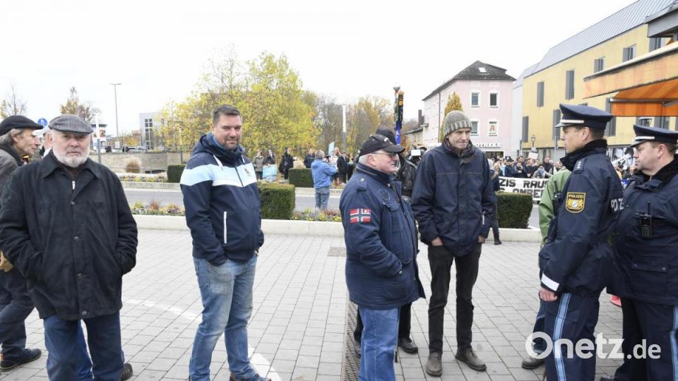 Rund 150 Menschen kamen am Freitagvormittag zur Demonstration gegen den AfD-Infobus zum Multifunktionsplatz. Bild: Petra Hartl
