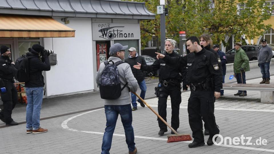Rund 150 Menschen kamen am Freitagvormittag zur Demonstration gegen den AfD-Infobus zum Multifunktionsplatz. Zusammenkehren für die Demokratie. Bild: Petra Hartl