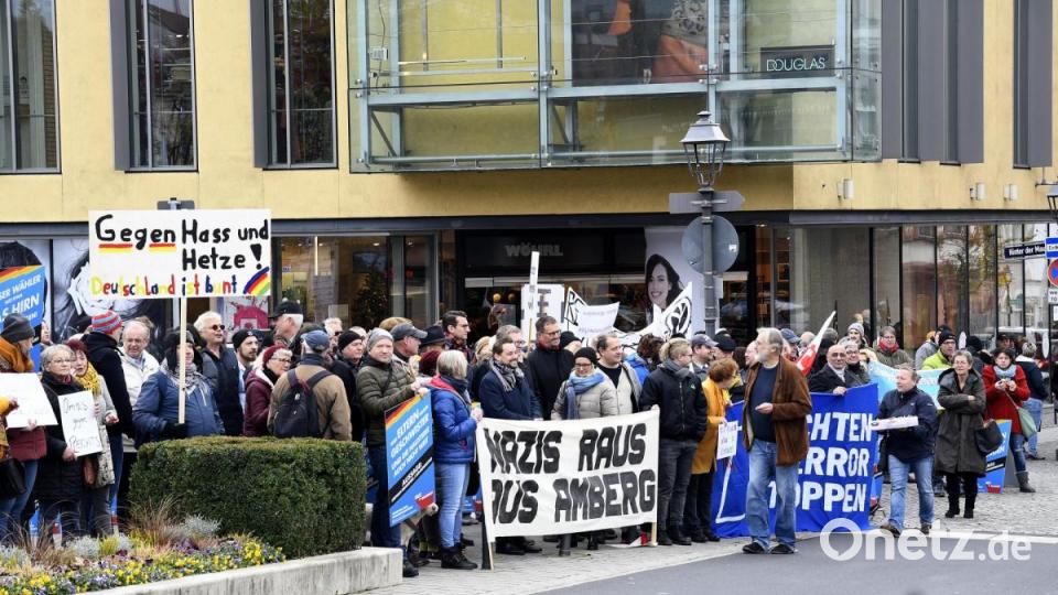 Rund 150 Menschen kamen am Freitagvormittag zur Demonstration gegen den AfD-Infobus zum Multifunktionsplatz. Bild: Petra Hartl