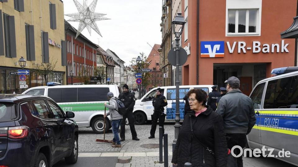 Rund 150 Menschen kamen am Freitagvormittag zur Demonstration gegen den AfD-Infobus zum Multifunktionsplatz. Bild: Petra Hartl