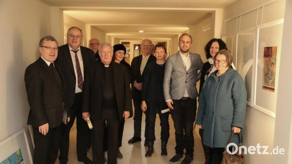 Direktor Manfred Strigl (links) begrüßt zur Vernissage der Ausstellung &quot;Gratwanderung&quot; neben Bezirkstagsvizepräsidenten Lothar Höher (Zweiter von links) auch den Altbischof von Würzburg und Kunstexperten Dr. Friedhelm Hofmann (Vierter von links).. Bild: Roland Wellenhoefer