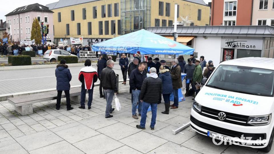Rund 150 Menschen kamen am Freitagvormittag zur Demonstration gegen den AfD-Infobus zum Multifunktionsplatz. Bild: Petra Hartl