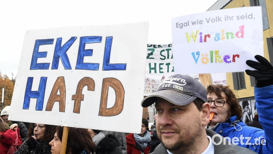Rund 150 Menschen kamen am Freitagvormittag zur Demonstration gegen den AfD-Infobus zum Multifunktionsplatz. Bild: Petra Hartl