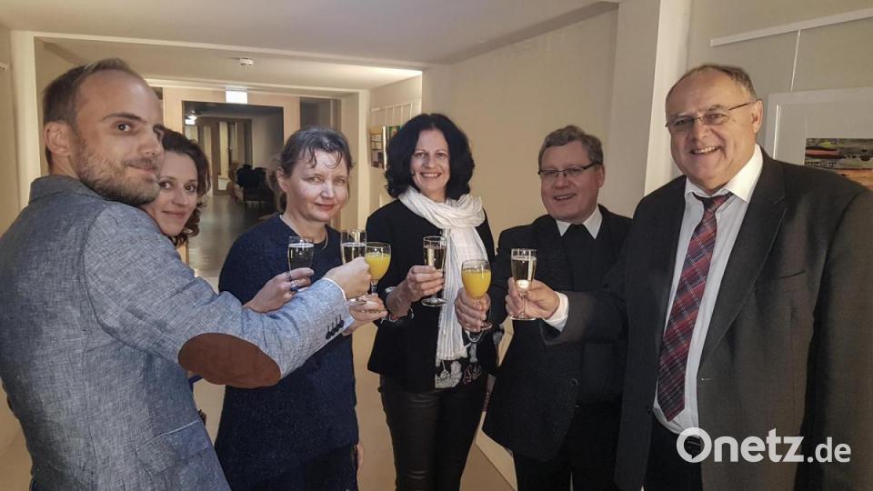 Vernissage der Ausstellung „Gratwanderung“ im Haus Johannisthal. Auf eine gelungene Ausstellung stoßen u.a. an: Johannes Franke vom Verein &quot;Irren ist menschlich&quot; (links), Ursula Wohlfeld (3. Von links) Elke Steinberger (Mitte) von der KJF, Direktor Manfred Strigl (2. von rechts) und Bezirkstagsvizepräsident Lothar Höher (rechts). Bild: rw
