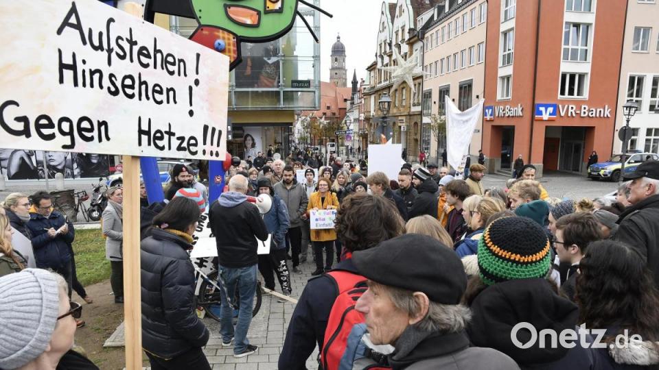 Rund 150 Menschen kamen am Freitagvormittag zur Demonstration gegen den AfD-Infobus zum Multifunktionsplatz. Bild: Petra Hartl