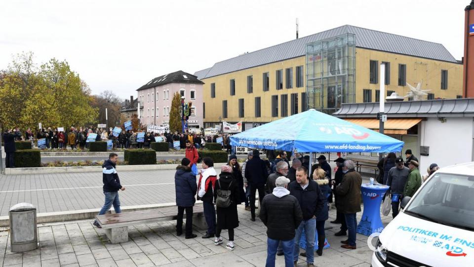 Rund 150 Menschen kamen am Freitagvormittag zur Demonstration gegen den AfD-Infobus zum Multifunktionsplatz. Bild: Petra Hartl
