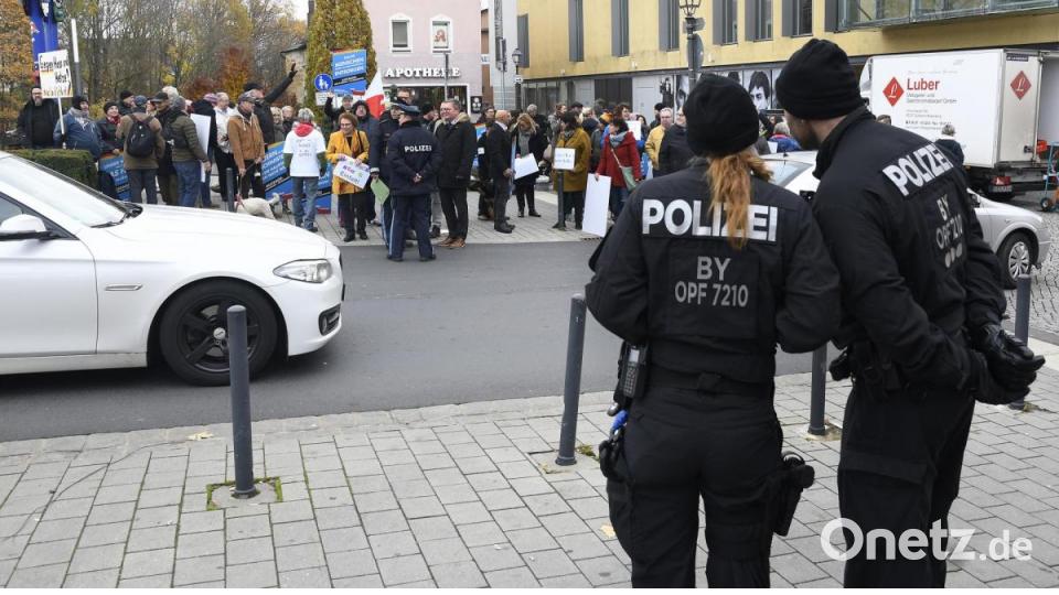 Rund 150 Menschen kamen am Freitagvormittag zur Demonstration gegen den AfD-Infobus zum Multifunktionsplatz. Bild: Petra Hartl