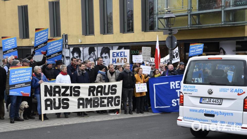 Rund 150 Menschen kamen am Freitagvormittag zur Demonstration gegen den AfD-Infobus zum Multifunktionsplatz. Bild: Petra Hartl
