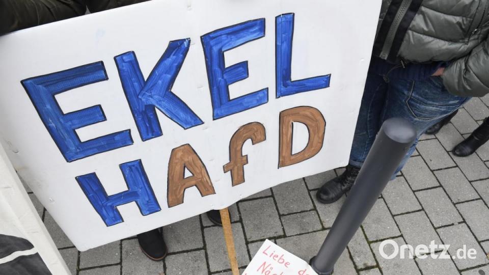 Rund 150 Menschen kamen am Freitagvormittag zur Demonstration gegen den AfD-Infobus zum Multifunktionsplatz. Bild: Petra Hartl