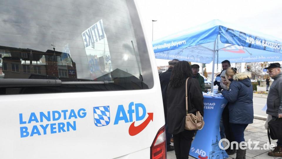 Rund 150 Menschen kamen am Freitagvormittag zur Demonstration gegen den AfD-Infobus zum Multifunktionsplatz. Bild: Petra Hartl