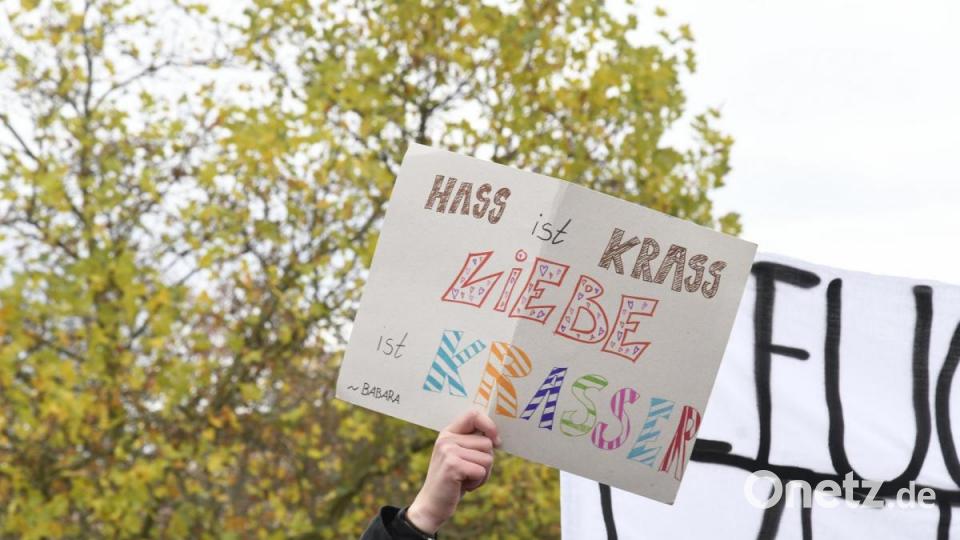 Rund 150 Menschen kamen am Freitagvormittag zur Demonstration gegen den AfD-Infobus zum Multifunktionsplatz. Bild: Petra Hartl