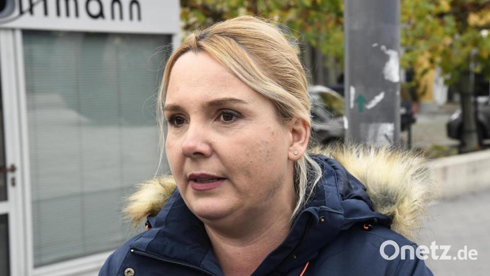 Rund 150 Menschen kamen am Freitagvormittag zur Demonstration gegen den AfD-Infobus zum Multifunktionsplatz. Christina Wilhelm, Mitarbeiterin der AfD-Landtagsfraktion im Gespräch. Bild: Petra Hartl
