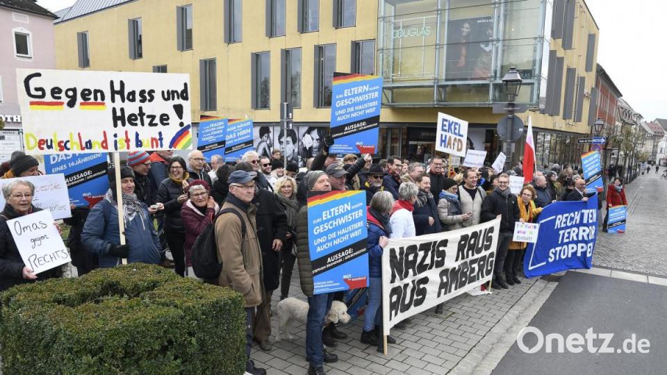 Rund 150 Menschen kamen am Freitagvormittag zur Demonstration gegen den AfD-Infobus zum Multifunktionsplatz. Bild: Petra Hartl